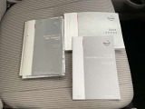 取り扱い説明書、保証書揃っています。おクルマの点検整備や保証内容がきちんと記録されているから安心です。