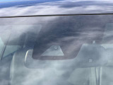 【トヨタセーフティセンス】走行中に前方の車両等を認識し、衝突しそうな時は警報とブレーキで衝突回避と被害軽減をアシスト。より安全にドライブをお楽しみいただけます。