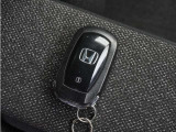 【スマートキー】鍵を持っているボタンを押すだけでエンジン始動。ドアの施錠もボタンを押すだけ。鍵は無くさない様にポケットに入れたまま。
