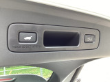 荷物を抱えていてもラクに開け閉め。Hondaスマートキーを持っていれば、開扉だけでなく、閉扉までをハンズフリーで行うことができます