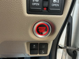 【ENGINE START/STOP】スマートキーをポケットやバッグに入れたままで、キーを差し込むことなくボタンを押すだけでエンジンが始動します。