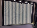 ロールサンシェード付きです!!厳しい日差しを和らげ、プライバシーも守ってくれます!!