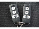 【スマートキー】キーをポケットやバッグに入れたまま車のドアの解錠・施錠、エンジンのON/OFFが行えます。