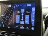 左右独立で温度調整可能なオートエアコンを装備しております。