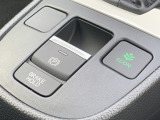 電動パーキングブレーキ・オートブレーキホールドです。ボタンを引っ張るだけでサイドブレーキがかかります。オートブレーキホールドは信号待ちや渋滞でもブレーキを踏み続ける必要なし!楽に運転できます!
