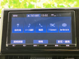 多彩な機能が凝縮された、使いやすいインターフェースです。目的地設定や音楽再生など、快適なドライブをサポートします。