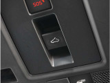【電動スライドガラスサンルーフ】前席頭上のスイッチを操作するとサンルーフの開閉ができ、開放的な視界と明るさを実現します。