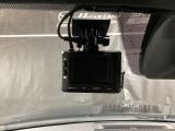 【別途SDカードの購入が必要です。また社外品は保証対象外となります。】運転中の映像・音声などを記録して、交通事故やトラブルが起きた時の正確な状況把握に役立つドライブレコーダーが装着済。