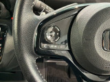 ステアリングにオーディオ操作スイッチが付いています。オーディオ画面に直接タッチしなくても操作が出来ますので、運転に集中できます。