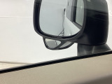 【サイドアンダーミラー】助手席側ドアミラーの下部についております。停車時・発進時などに車両左側の死角になった部分を確認するときに役立ちます。