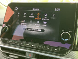 お好みの音楽やラジオをクリアなサウンドで楽しめます。多様なソースに対応し、リラックスしたドライブを演出します。