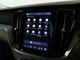 縦型9インチのタッチパネル式ディスプレイはカーナビ、運転支援システムや空調、オーディオの設定もこの画面を介して行います。電話のほか、エアコン、シートコントロール、車両設定などもえます。