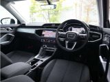 内装はシンプルに使い勝手を考え作られています。お車を運転する感覚をダイレクトに体感して頂けます。室内も広くロングドライブにも快適にお過ごしいただけます。