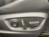 運転する時はドライビングポジションが気になりますよね。パワーシートで座席位置の微調整もしっかりできます。高級感がある装備としても人気があります。