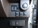 プッシュスタートボタンの画像です。スマートキーを携帯さえしていれば、キーを探さなくてもお車の始動が出来て便利です!