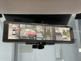 スマートルームミラーは、車両後方に設置されたカメラの映像を、ルームミラーに映し出すことで、死角をなくし、安全性を向上させることができます。また、夜間や雨天時でも、クリアな映像を映し出すことができます。