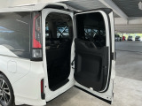 【わくわくゲート】タテはもちろんヨコにも開き、ちょっとした荷物を積む時にもとても便利♪人やペットの乗り降りもスムーズにできます♪