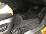 内装工程では、中古車を気持ちよくお乗りいただけるよう清掃しております。シートの洗浄はもちろん、ニオイの元となるフロアカーペットまで洗浄・消臭を実施。