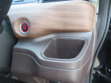 【運転席側ドリンクホルダー】運転中にすぐ取り出しやすい位置に配置しているのでドライブ中の水分補給もスムーズです。