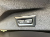 【電動テールゲート】オートマアチックトランクリッドオペレーションが装備されています。両手が塞がっている時でも、スマートキーを身につけていればハンズフリーで開閉可能です。