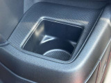 運転席ハンドルの右側にもドリンクホルダーがございます!お飲み物だけではなく、携帯電話なども置けますね♪