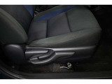 運転席シートリフター装備!シートの上下調整で運転操作の視界を確保できます。