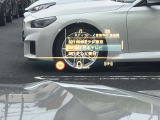 人気のヘッドアップディスプレイ!現在の車速、ナビゲーション・システムによるルート案内の矢印表示、チェック・コントロール、前車接近警告など、さまざまな情報をドライバーの視界内に直接表示いたします!