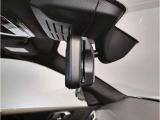 BMWではルームミラーの裏側にETCの車載器が内蔵されており、別途で車載器の購入必要なしで非常にスマート。皆様が驚かれるポイントのでもあります