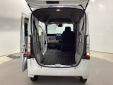 荷室下に搭載した駆動用バッテリーの薄型化にこだわり、床の低さをとことん追求。N-VAN e: の荷室も、 N-VANガソリン車と同等のタテに高くて広い、大容量の空間となっています。