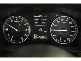 メーター中央にはカラー液晶画面が備えられ、車のインフォメーションを簡単に把握できます。