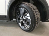 フロントタイヤの溝も十分に残っております。タイヤサイズは205/55R17となっております。