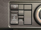 助手席側はパワースライドドアウェルカムオープン機能 降車時にスイッチで予約しておけば、乗車時に電子カードキーを持ってクルマに近づくだけでパワースライドドアが自動でオープン♪