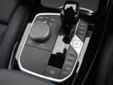 【シフトノブ】BMWの高性能オートマチックは、ATセレクトレバーを左側に倒すことで、通常の「D」から「S」(スポーツ)または「M」(マニュアル)へと切り替えが可能です。