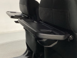 運転席・助手席の背もたれには、2列目シート用にカップホルダー付きの「格納式のシートバックテーブル」を装備しています。休憩時のちょっとした時間などカップを置いたり、小物置きに使えて便利です。