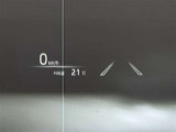 【HUD(ヘッドアップディスプレイ)】運転者がよそ見せずに速度表示等の情報が確認できるよう、運転中の視線の先であるフロントガラスにその情報を投影します