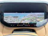 【インタラクティブドライバーディスプレイ】メータが全て液晶になっており、フルスクリーンのマップを表示する事ができます。目的地を設定すると、連動されるので目線を下げるだけで次の曲がり角がわかります。