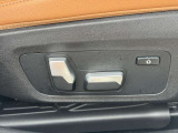 運転席メモリー付きフロント電動シート装備。