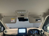 運転席のサンバイザーにはバニティーミラーも付いています。身だしなみチェックには欠かせません。