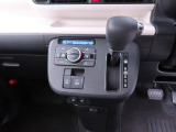 運転のしやすいインパネシフトです。運転席の足元も広くとても快適ですよ。