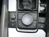 【マツダコネクト】  オーディオ操作、車両装備、ナビ案内など、統合的にモニターできる見やすいサイズのディスプレイです。