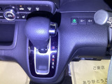手に馴染むシフトノブで、操作がスムーズに。毎日のドライブがもっと楽しく快適になります。パーキングブレーキはフットブレーキタイプです。
