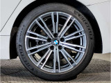 【BMWアロイホイル】軽量かつ強度に拘ったアロイホイル。走行性能ポテンシャルを引き出す設計。車の足元を引き締めてくれる大きなポイントはアロイホイルです。