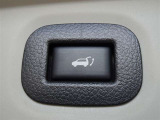 パワーバックドアを装備しています。バックドアを運転席からも開閉できます、便利ですよ。