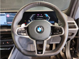 【ハンドル】ドライバーとBMW車の一体感がダイレクトに伝わるステアリングホイール。形状・太さへの拘りに加えて、操作性を高める為にスイッチ類も配置。クイックかつ安定のドライビングを体感下さい!