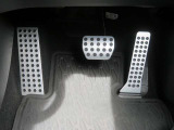 ペダルはオルガンペダルを採用しております。さらに、アルミペダルになっており、スポーティな印象を与えてくれます。