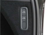 オートレベライザーは走行中に車両のサスペンションと衝撃吸収特性を自動的に制御して、快適性と機能性を最適な状態に保ちます。荷積みや乗り降りをしやすくするために、手動で車高を調節することもできます。