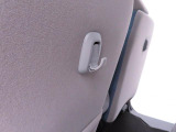 シートバック荷物フック。手荷物をサッとかけたり、車内の置き傘やボックスティッシュの吊るし収納としても便利にお使いいただけます。