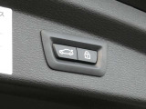 リヤ・シートは4:2:4の3分割にバックレストを倒して使うことが可能。急に荷物が増えたときや大きな物を運搬する際には、それぞれの収納ニーズに合わせて多様な積載パターンを選択可能です。