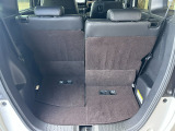 2列目は左右独立してスライドすることが可能です。乗車する方の体格や積載するお荷物にあわせてスライドが可能です。
