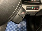 【車線逸脱抑制機能】車線の逸脱の可能性が高いとシステムが判断した場合に、ドライバーに車線逸脱防止方向へのステアリング操作を促し、車両を内側に戻すよう支援します。